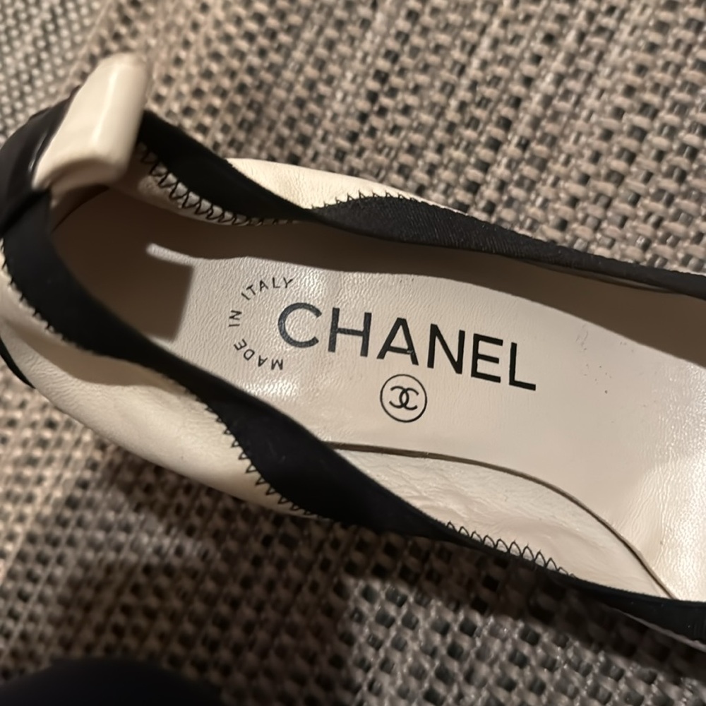 Chanel Vintage Spirit leather heels w/grosgrain trim, cap toes and heel tabs - Picture 13 of 13